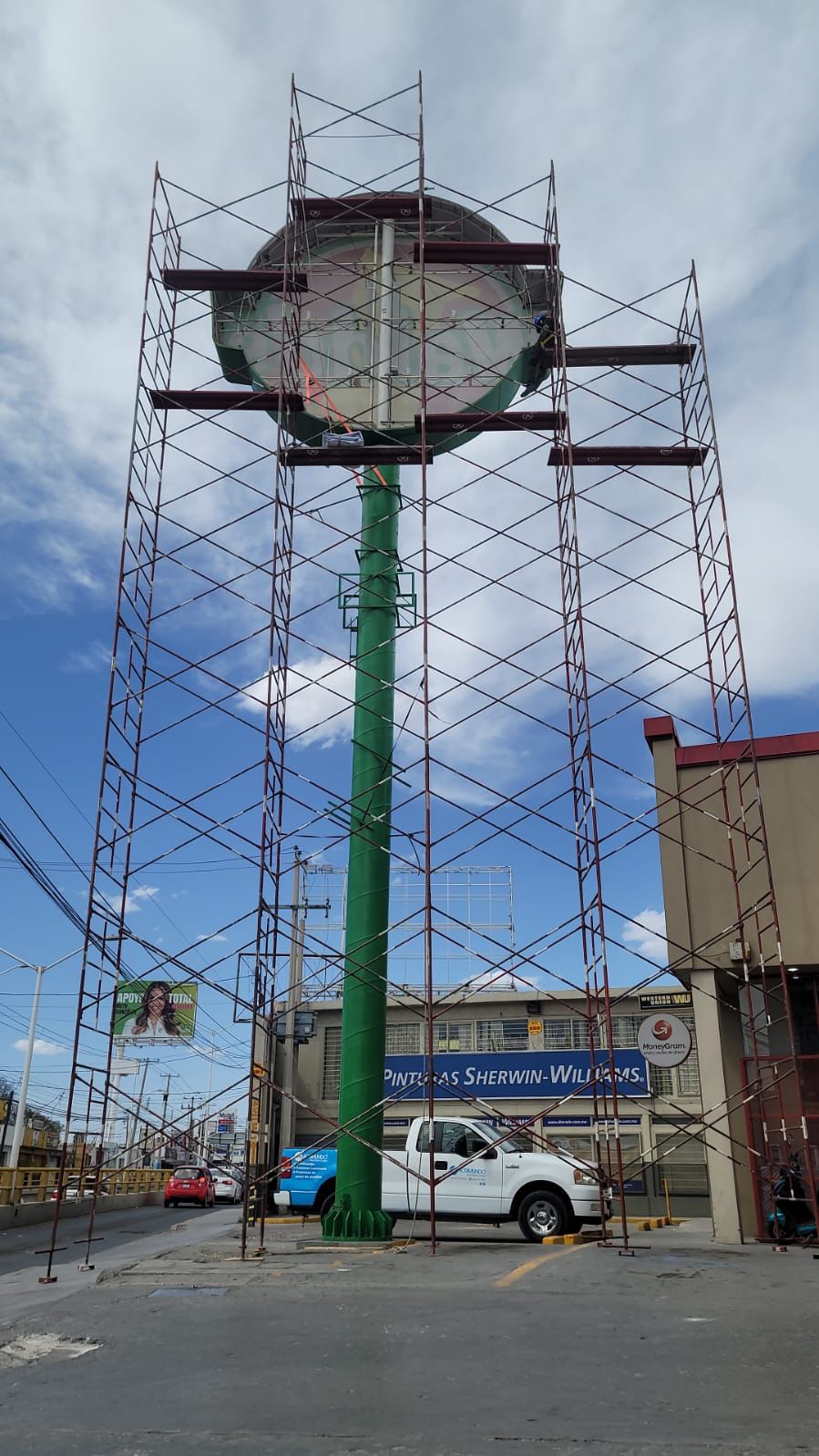 Poste Waldo's con andamio