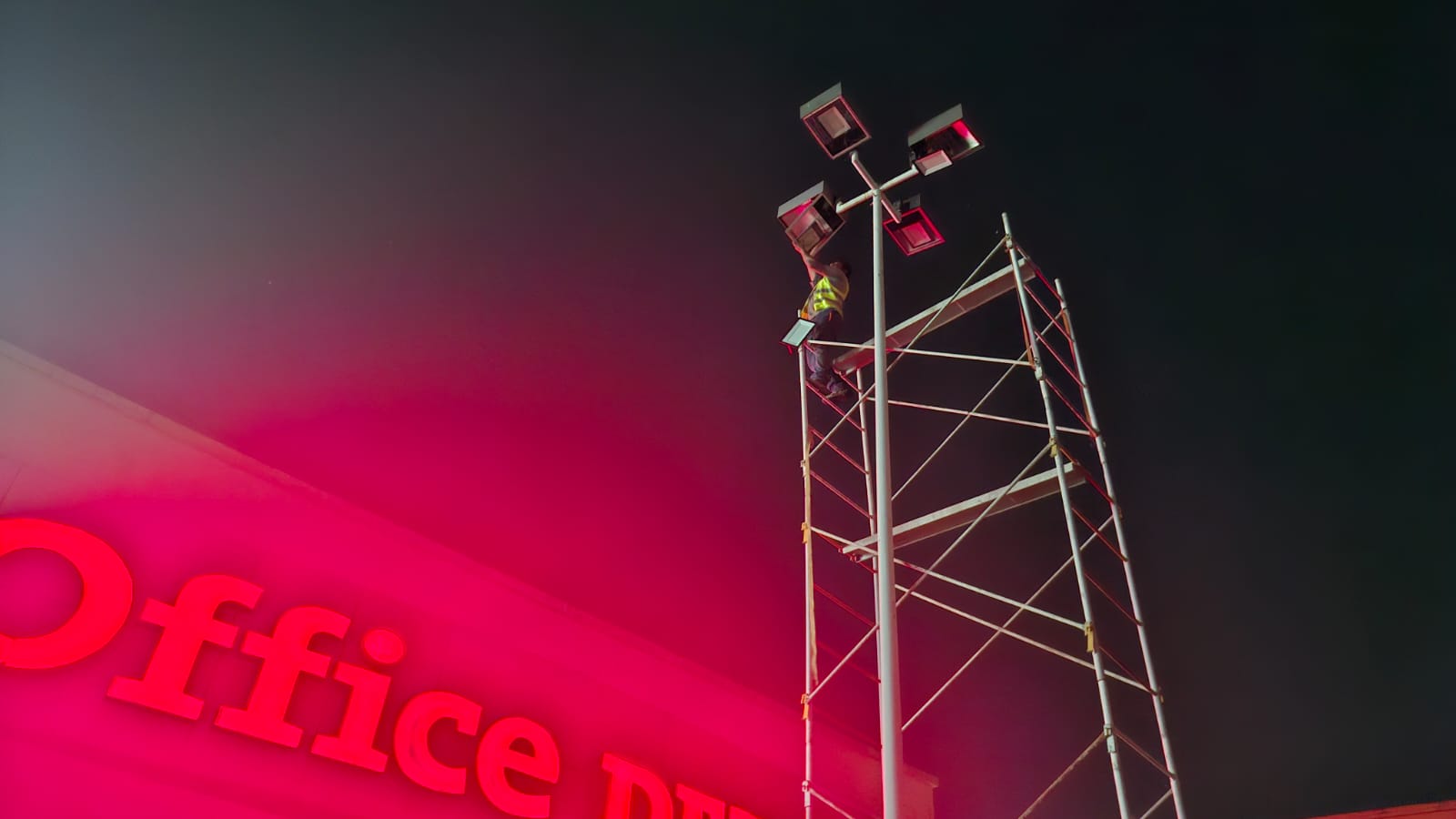 Tecnico en andamio nocturno